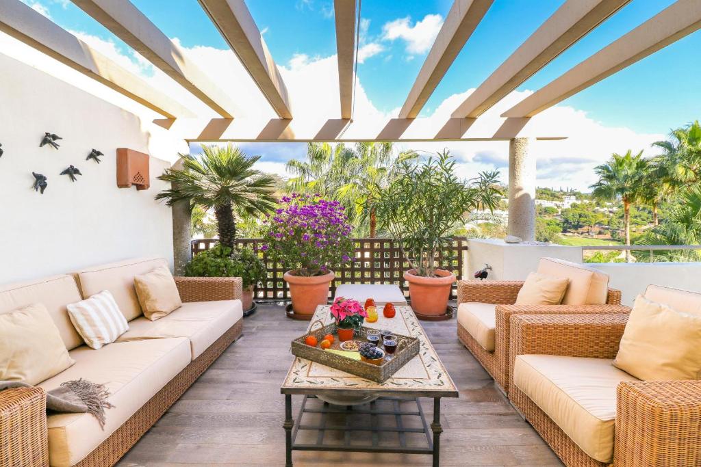 een patio met banken en een tafel bij Duplex Penthouse in Rio Real Golf, Marbella in Marbella