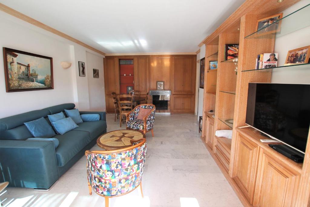 Televízia a/alebo spoločenská miestnosť v ubytovaní Appartement 80 m2 au centre-ville de Cannes