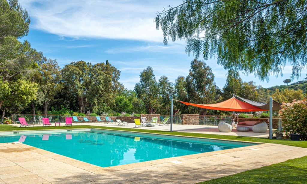 a swimming pool in a yard with a tent at La villa Roméo, piscine et spa in Sainte-Maxime