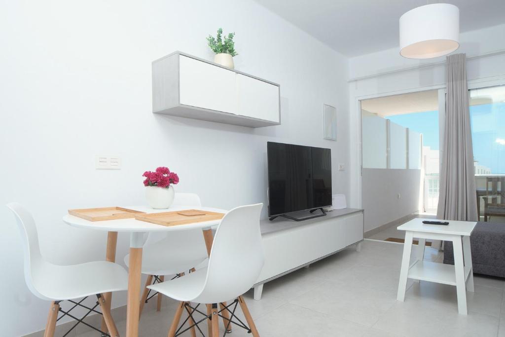 TV a/nebo společenská místnost v ubytování The Ocean View Senator modern apartment