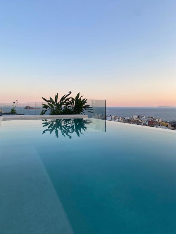 a swimming pool with a view of the ocean at Hotel Primavera Park in Benidorm