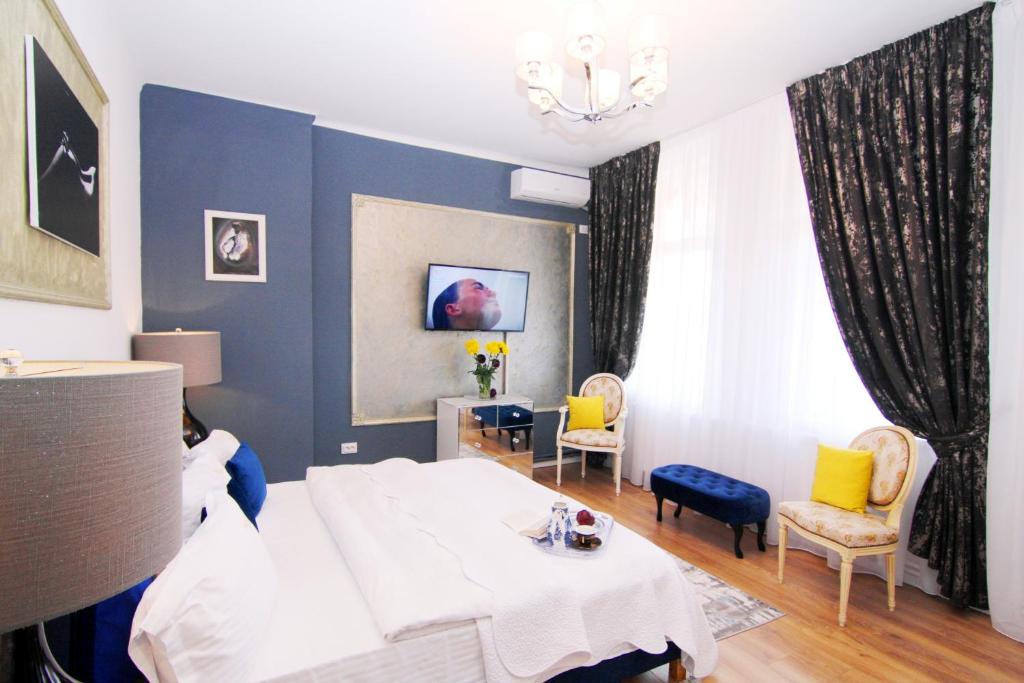 una camera con letto, tavolo e sedie di KAS 1Bd apartment unique central Unirii Bucharest a Bucarest