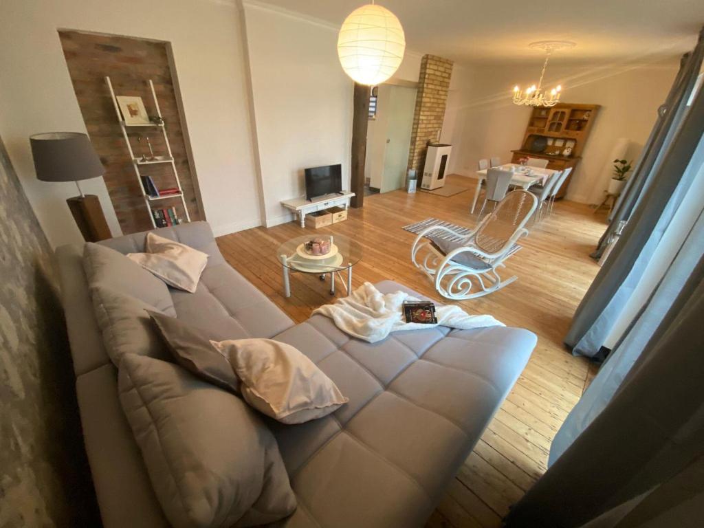 sala de estar con sofá y mesa en Petite Maison, en Püttlingen