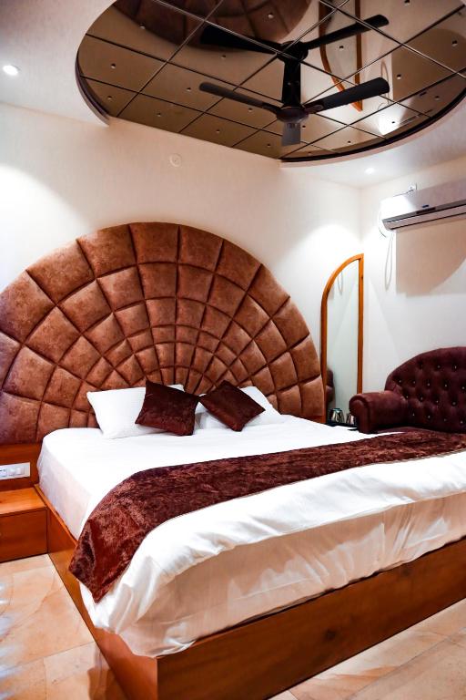 Postel nebo postele na pokoji v ubytování Hotel Joylife- Chottu Ram Chowk Rohtak Haryana