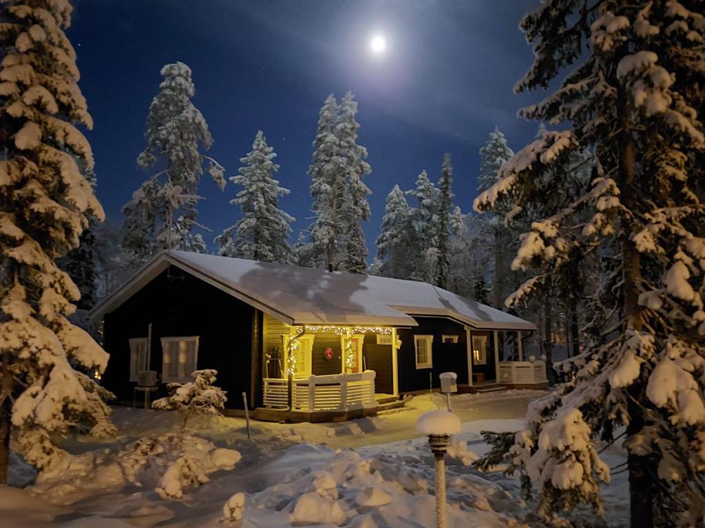 ユッラスヤルヴィにあるStarflower of Ylläsの満月の夜の雪の中の小屋