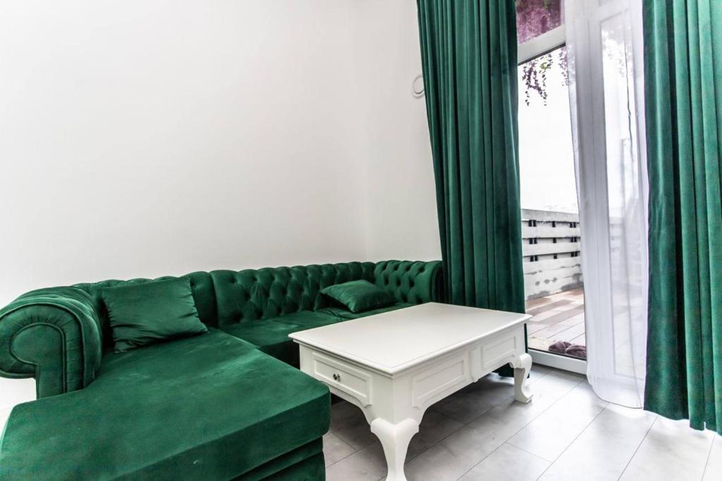 sala de estar con sofá verde y mesa en Oasis, en Chişinău