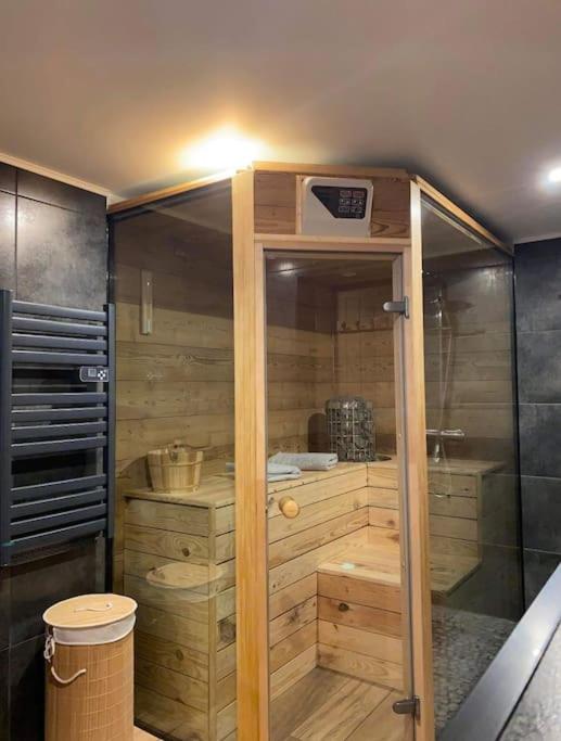 貝格海姆的住宿－Gîte avec sauna privé，配有木墙的客房内的淋浴
