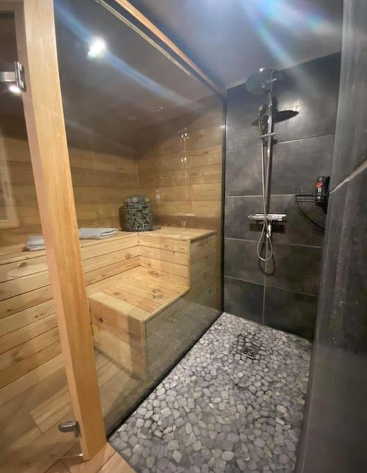 A bathroom at G&icirc;te avec sauna priv&eacute;