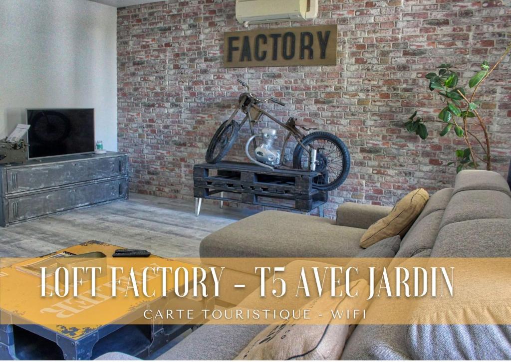 sala de estar con sofá y pared de ladrillo en The Loft Factory 4 Chambres Vue Garonne + Jardin, en Lormont