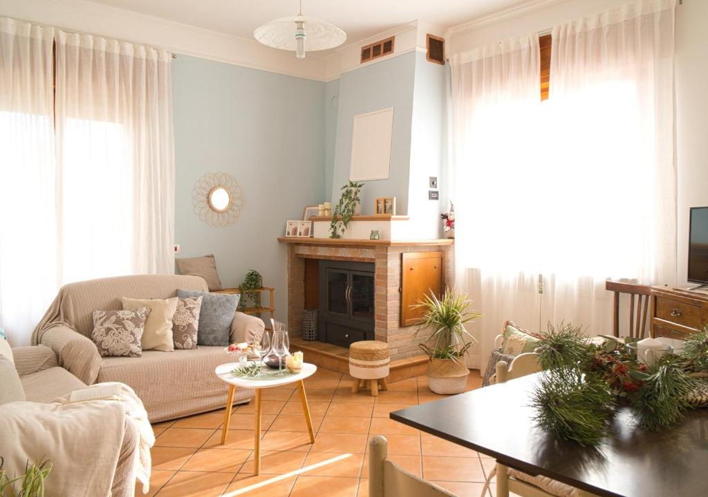 een woonkamer met een bank en een open haard bij Iris Apartment, Parco Velino Sirente in Celano