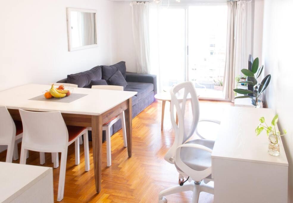 cocina y sala de estar con mesa y sillas en Lugar encantador en Recoleta. Excelente ubicación. en Buenos Aires