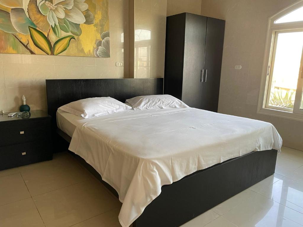 Кровать или кровати в номере Sunny Studios in New Cairo