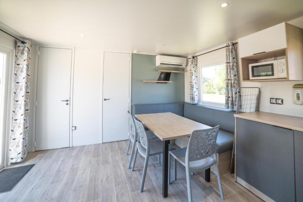 Camping du Sevron - Three-Bedroom Bungalow