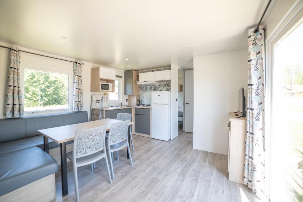 Camping du Sevron - Three-Bedroom Bungalow