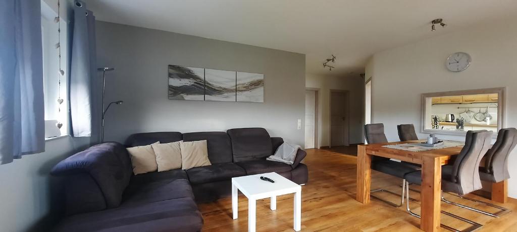 a living room with a couch and a table at Ferienwohnung Windhagen in Windhagen