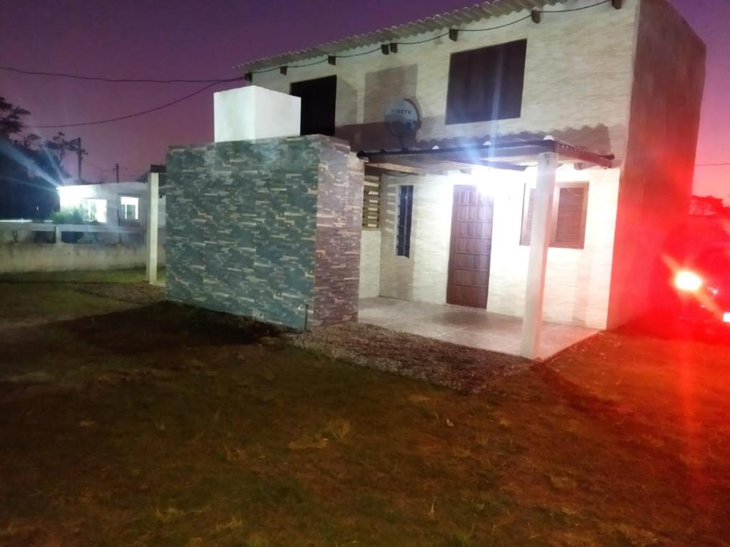 una casa de noche con luz roja en Complejo Celeste, en Chuí