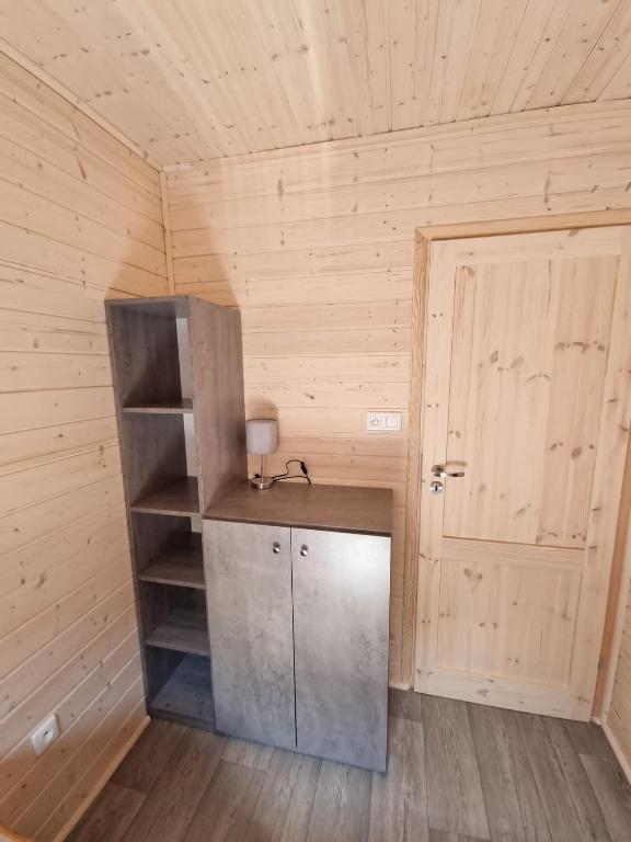 Kuchyňa alebo kuchynka v ubytovaní NOWE Domki letniskowe Pod Sosenką- 4min od morza! Wicie