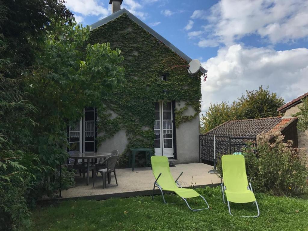 um pátio com duas cadeiras e uma mesa em frente a uma casa em Gîte La Chabanne, 2 pièces, 4 personnes - FR-1-489-187 em La Chabanne