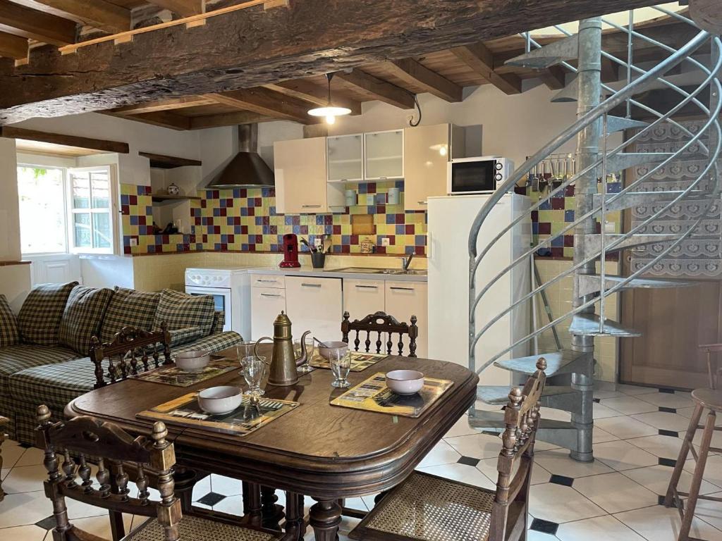 Gîte charme & confort avec piscine, terrasse, jardin clos, près de Néris les Bains, animaux acceptés - FR-1-489-344 - Casa De Vacaciones (4 Adultos)