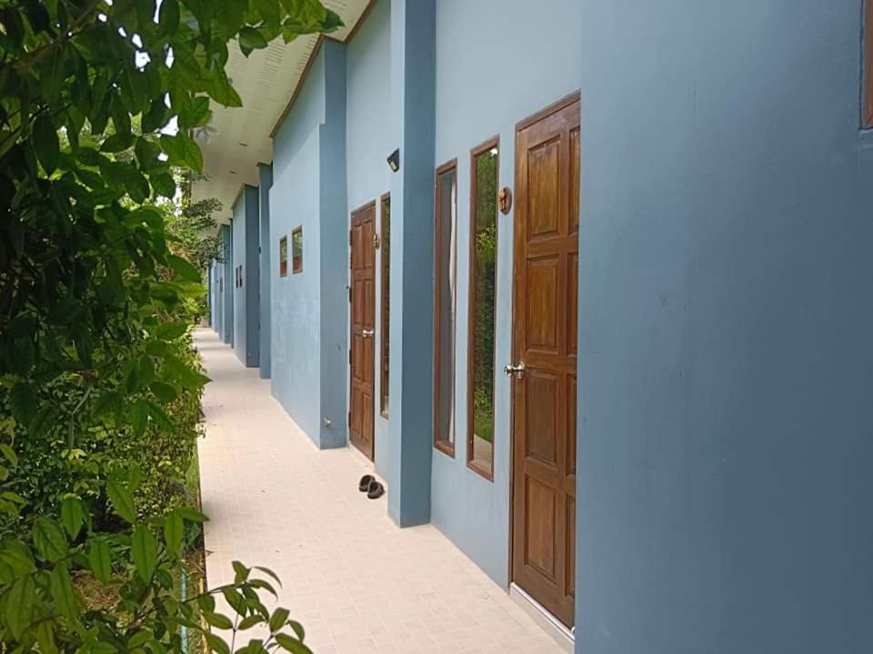 un pasillo con paredes azules y puertas de madera en Navara Resort, 