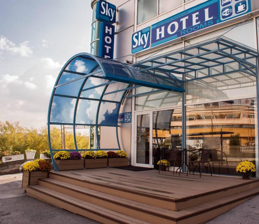 een skyhotelgebouw met een glazen gevel bij Sky Hotel in Veliko Tŭrnovo