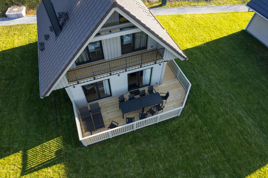 una vista aérea de una casa con una terraza con mesa y sillas en Alm-Chalet Exclusive 4 en Clausthal-Zellerfeld
