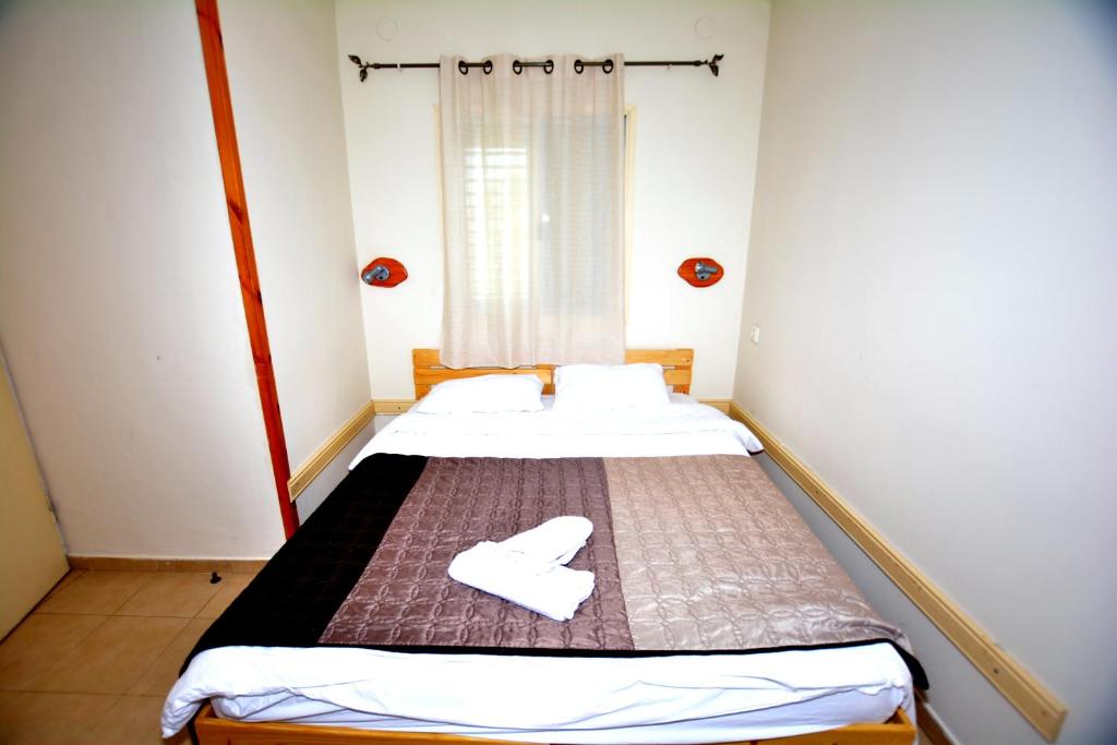 Postel nebo postele na pokoji v ubytování Gan Hakramim Country Lodging