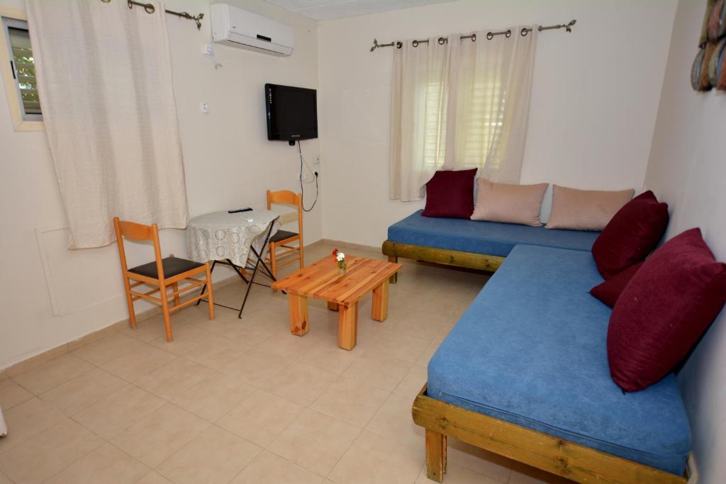 TV a/nebo společenská místnost v ubytování Gan Hakramim Country Lodging