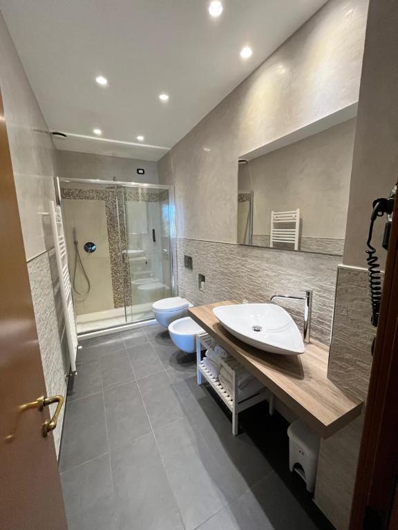 La salle de bains est pourvue d'un lavabo, de toilettes et d'une douche. dans l'établissement Hotel Alinari, à Florence