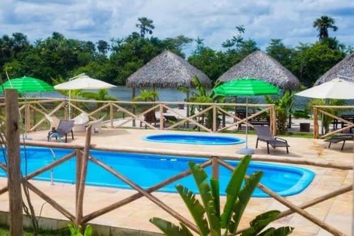 ein Resort mit einem Pool, Stühlen und Sonnenschirmen in der Unterkunft Pousada Marina in Barreirinhas