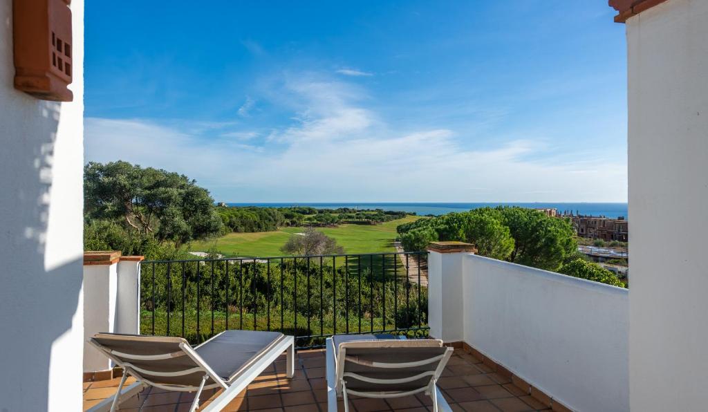 balcón con sillas y vistas a un campo de golf en 2113-Beautiful 2 beds apt with seaview, en Alcaidesa