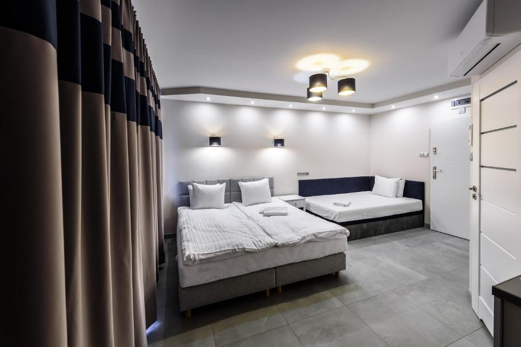 sypialnia z dużym łóżkiem i kanapą w obiekcie Magnetic apartment Nowogrodzka B w Warszawie