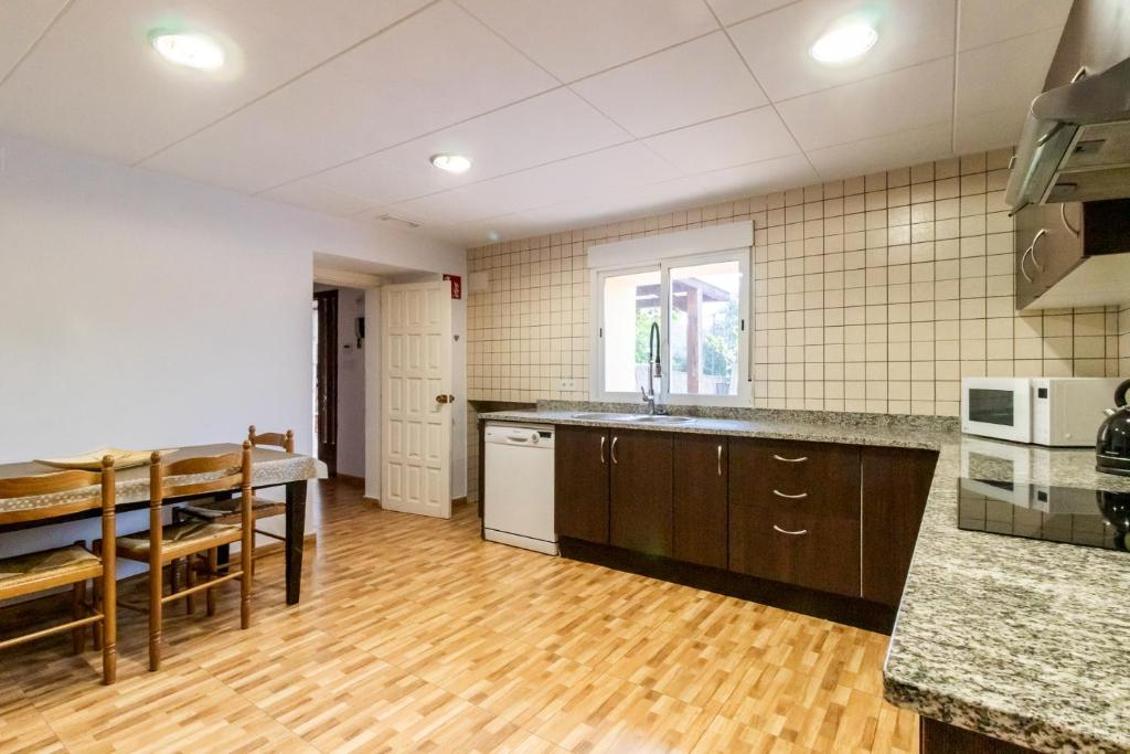 A kitchen or kitchenette at Can Bugantó amplia casa con piscina y jardín