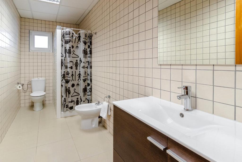 A bathroom at Can Bugantó amplia casa con piscina y jardín