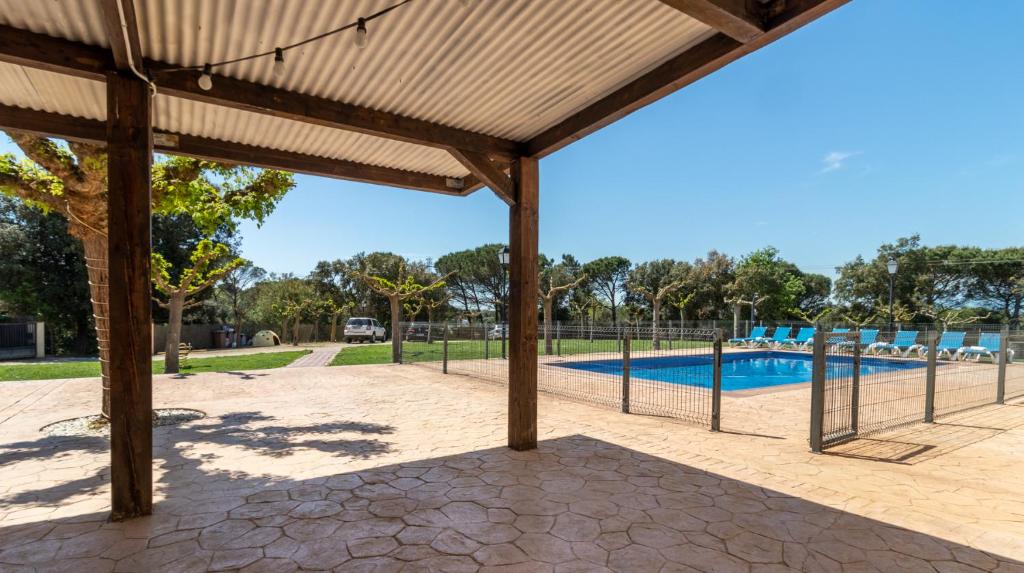 The swimming pool at or close to Can Bugantó amplia casa con piscina y jardín
