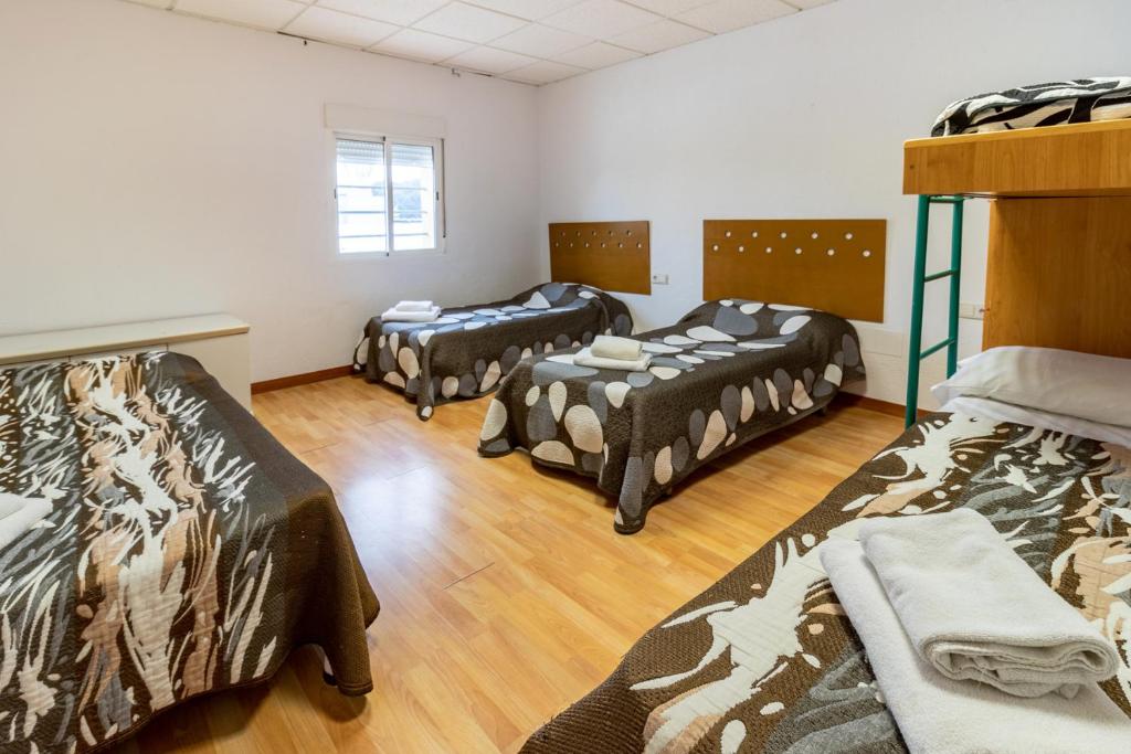 A bed or beds in a room at Can Bugantó amplia casa con piscina y jardín