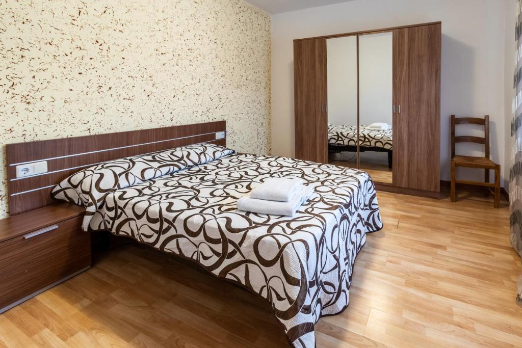 A bed or beds in a room at Can Bugantó amplia casa con piscina y jardín