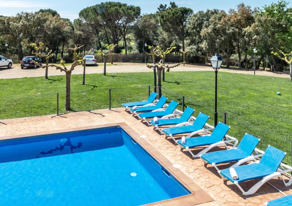 The swimming pool at or close to Can Bugantó amplia casa con piscina y jardín