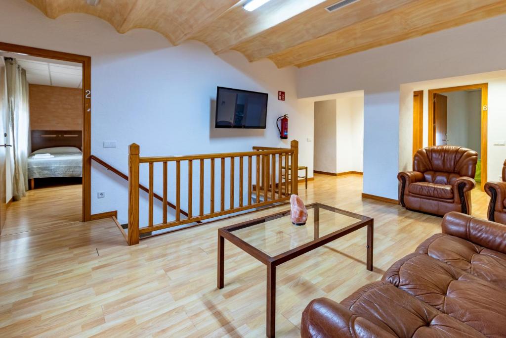 A television and/or entertainment centre at Can Bugantó amplia casa con piscina y jardín