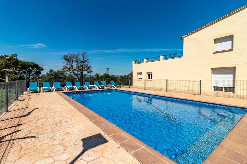 The swimming pool at or close to Can Bugantó amplia casa con piscina y jardín
