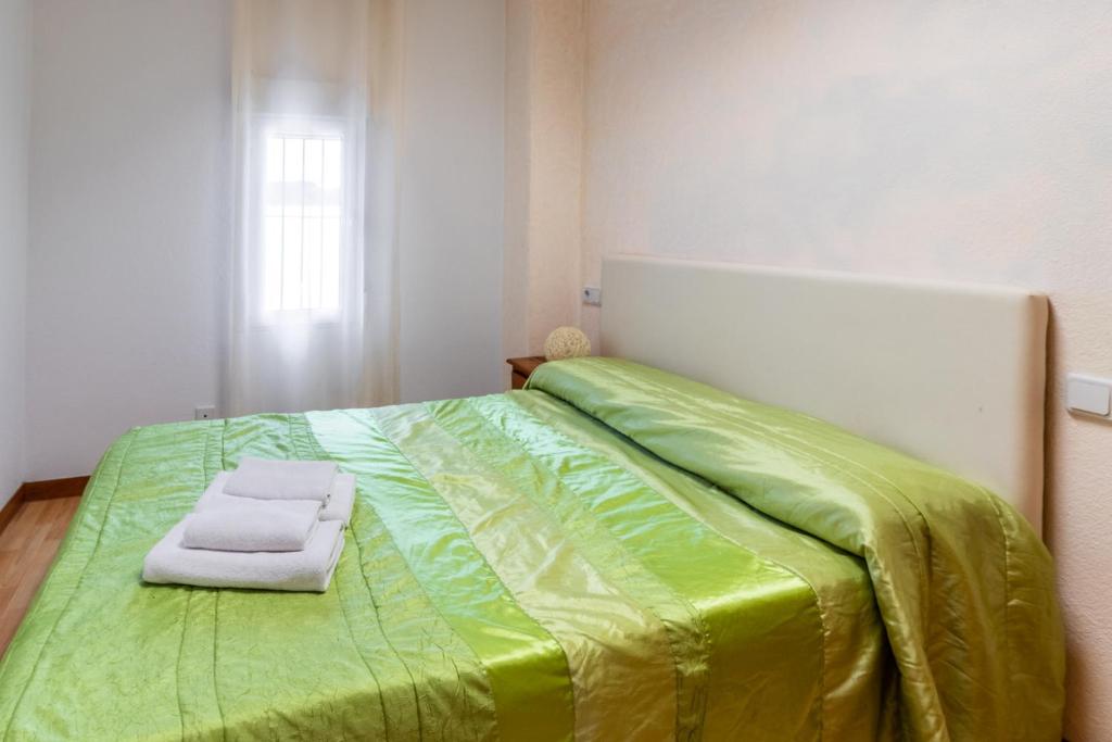 A bed or beds in a room at Can Bugantó amplia casa con piscina y jardín