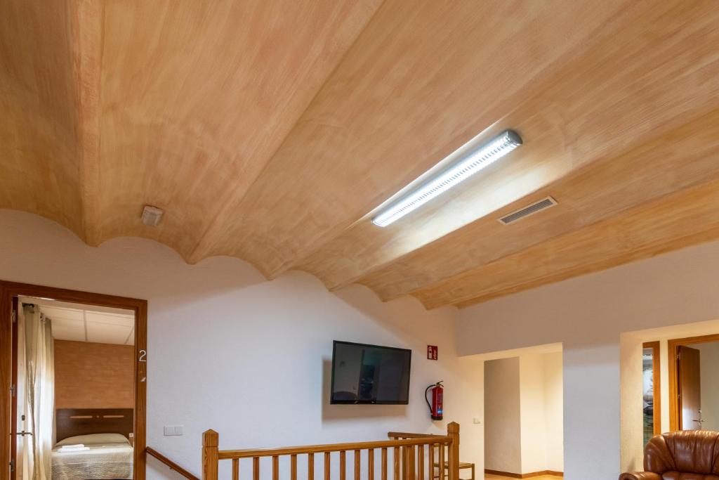 A television and/or entertainment centre at Can Bugantó amplia casa con piscina y jardín