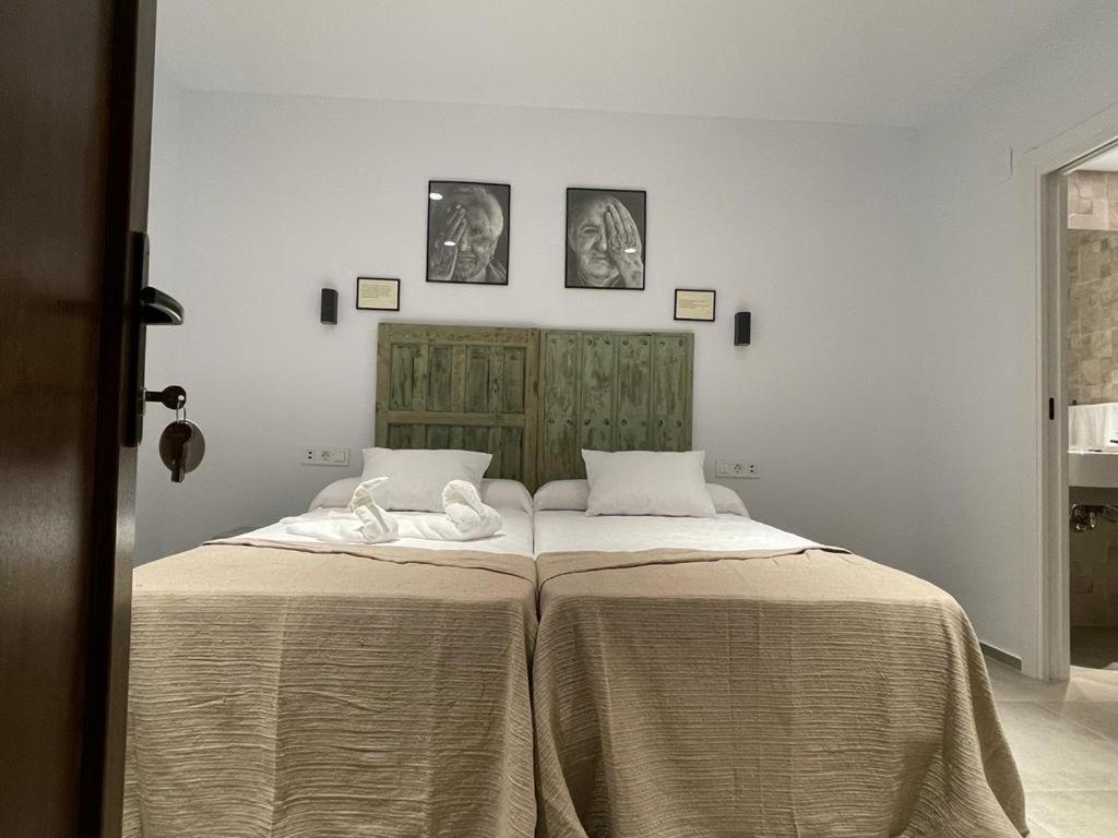 a bedroom with a bed with two towels on it at Alojamiento El Miajon de los Castúos in Valdesalor
