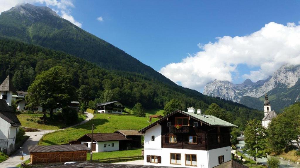 ein Dorf mit einer Kirche und einem Berg in der Unterkunft Haus Malerwinkl in Ramsau bei Berchtesgaden