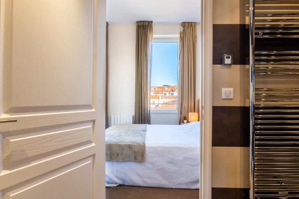 Posteľ alebo postele v izbe v ubytovaní 2-Br steps from the Palais des Festivals