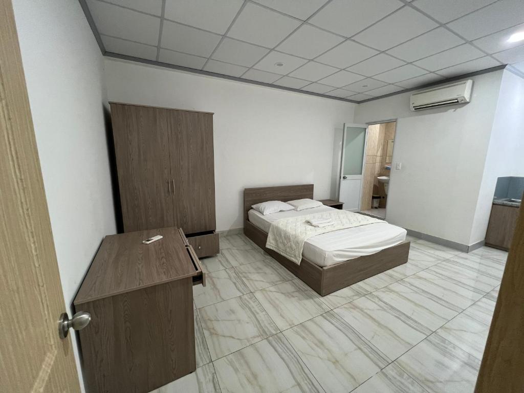 Zimmer mit einem Bett und einem Schreibtisch. in der Unterkunft Hello Hotel in Bùi Tiếng