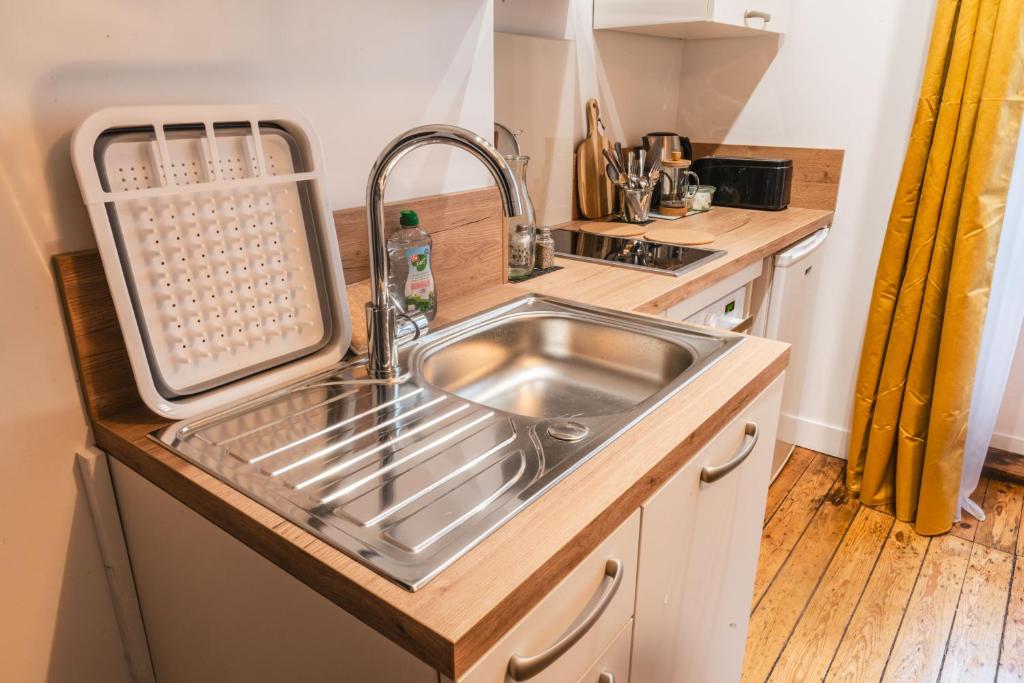 L'établisement TOIMOINOU, Hyper-centre, vue marché, proche mer 150m, lits faits à votre arrivée, serviettes de toilette, ménage, inclu, Netflix, accueil en personne - Apartamento De Um Quarto