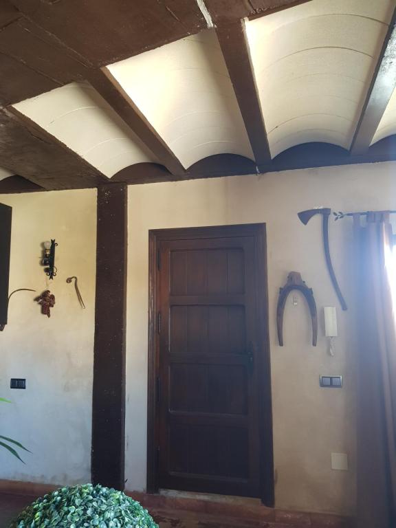 a room with a wooden door and a ceiling at Apartamento un Dormitorio in Valdepeñas