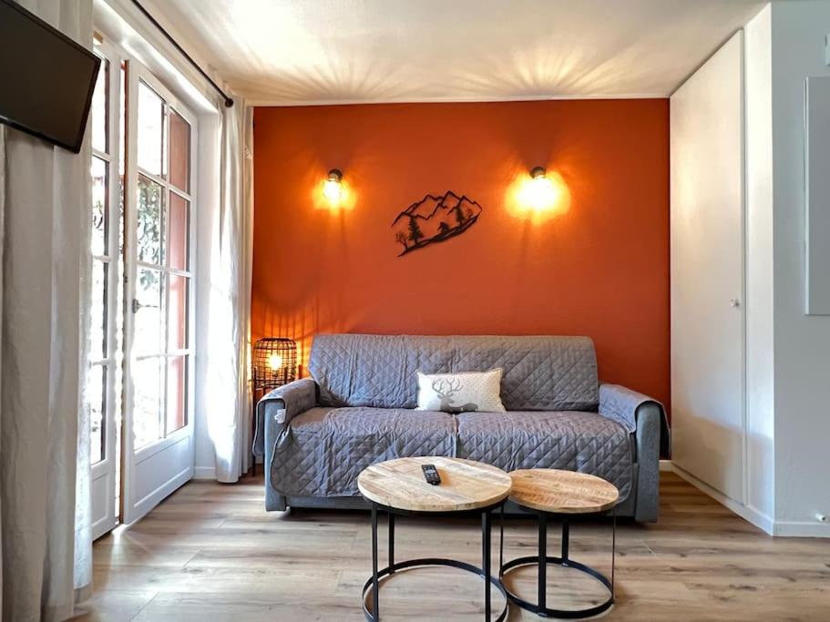 un salon avec un canapé et une table dans l'établissement T3 rénové avec balcon, vue montagne et Parking., à Cauterets