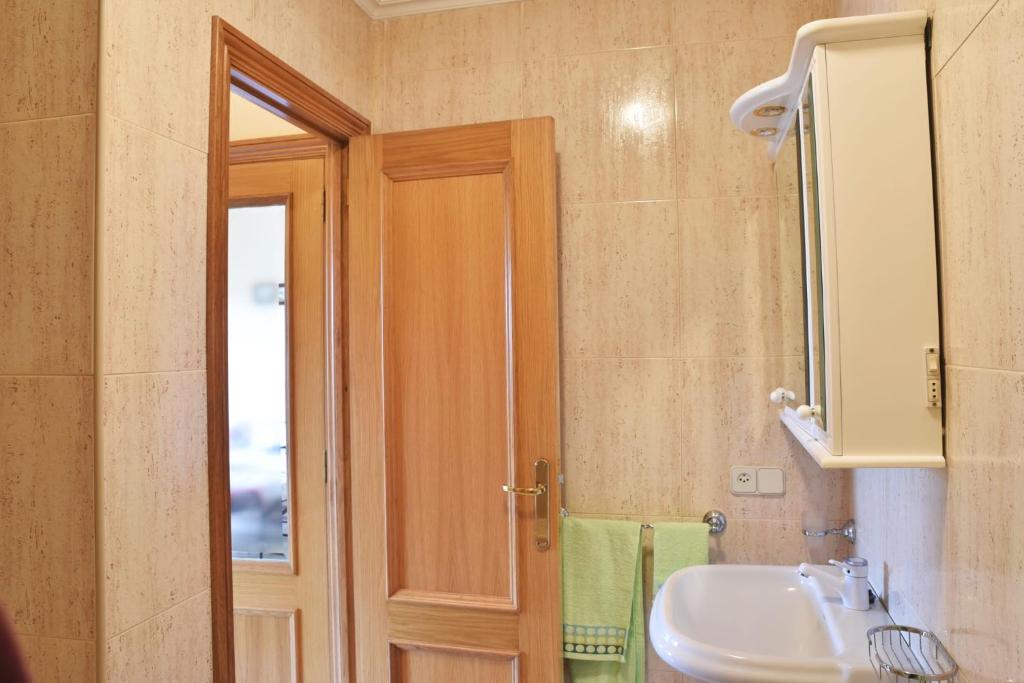 a bathroom with a sink and a mirror at Apartamento Samil Primera Línea de Playa 2F in Vigo